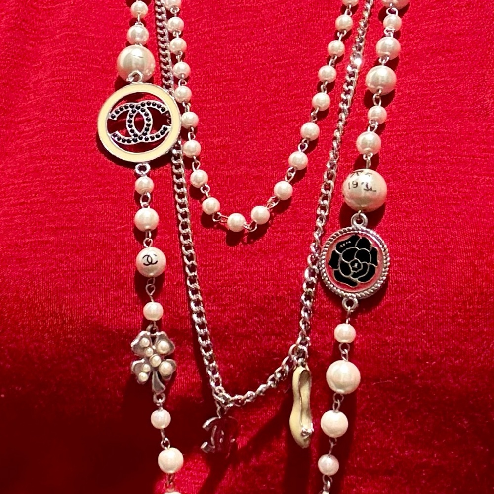 Pearl/Silver Necklace with Iconic CC Charms